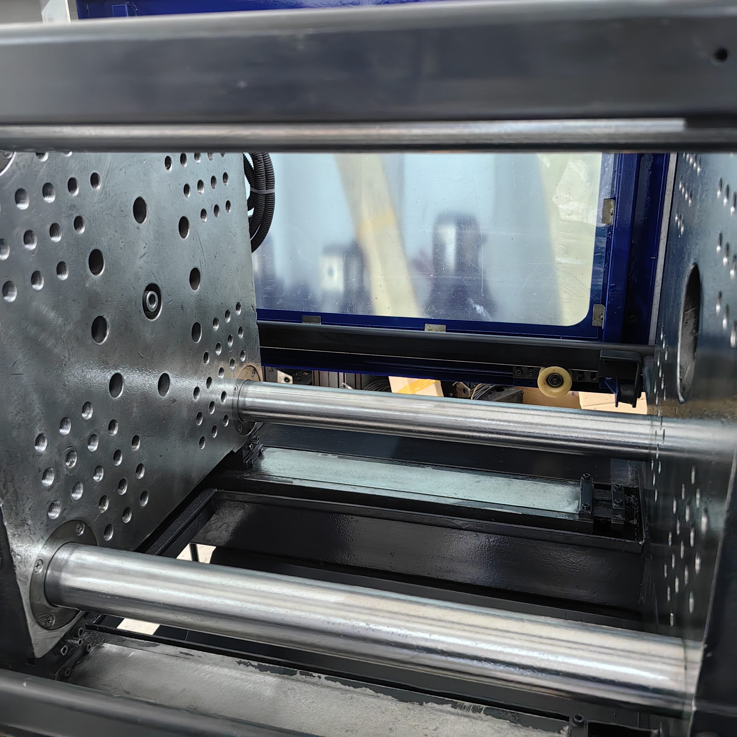 PET injection molding equipment