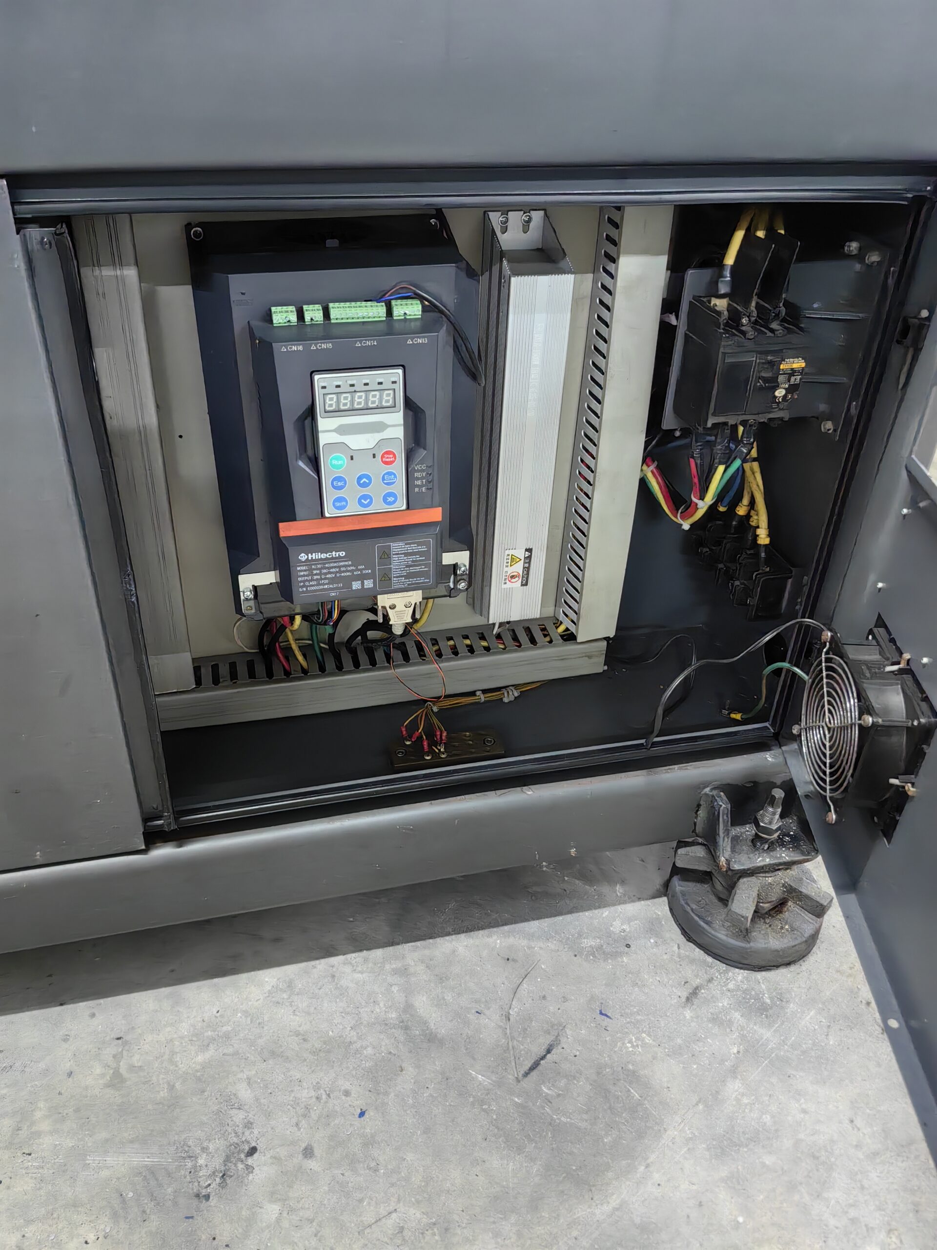 second-hand Haitian 250-ton servo injection molding machine details
