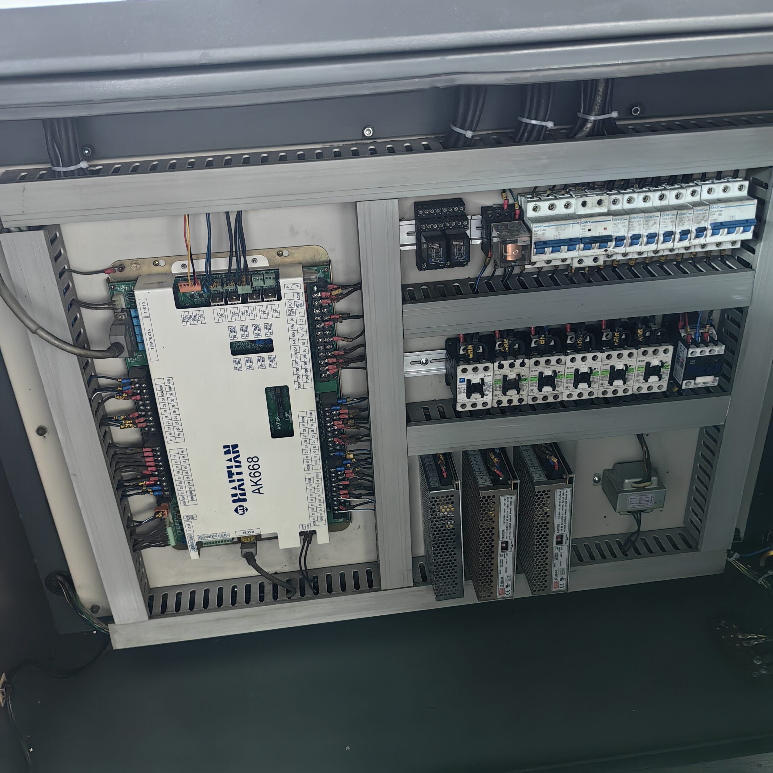 Haitian 470-ton injection molding machine details